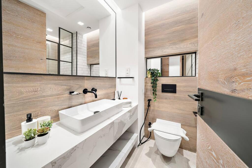 First Class 3br Lively Sanctuary Apartment