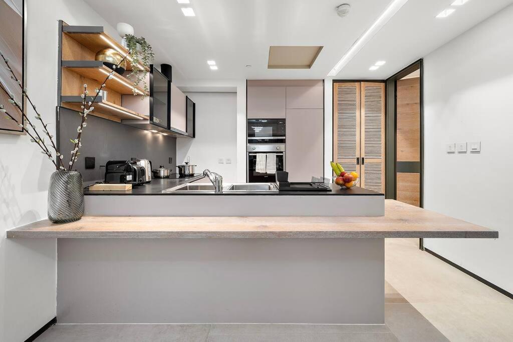 First Class 3br Lively Sanctuary Apartment *